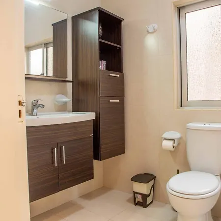 Apartment Spacious, Modern 3 Bedroom - *