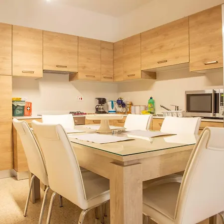 Spacious, Modern 3 Bedroom - Apartment