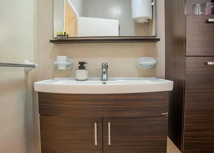 Spacious, Modern 3 Bedroom -