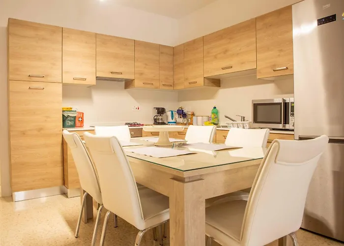 Spacious, Modern 3 Bedroom - Lägenhet