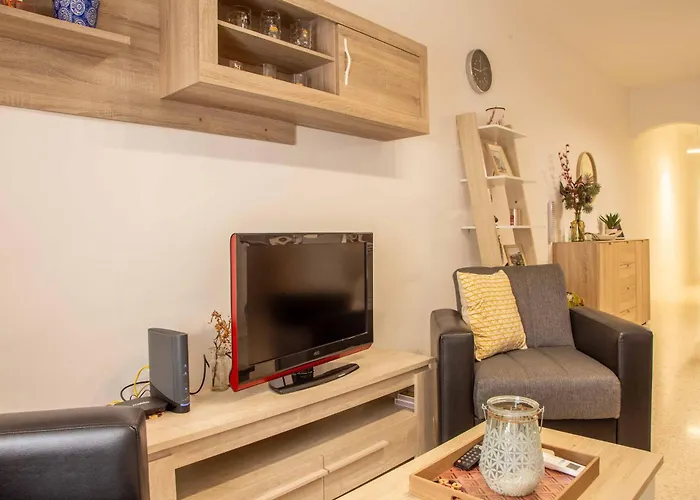 Spacious, Modern 3 Bedroom - *